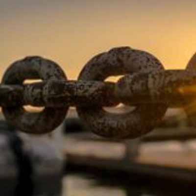 A chain at the up close at the docks