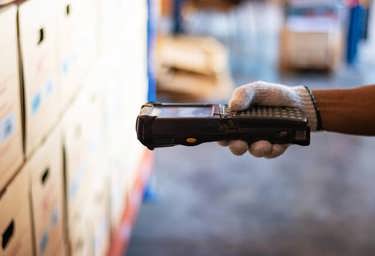 barcode-scanning-in-warehouse 