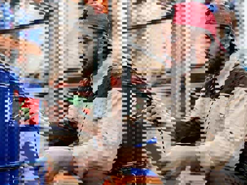 man batch tracking item in warehouse